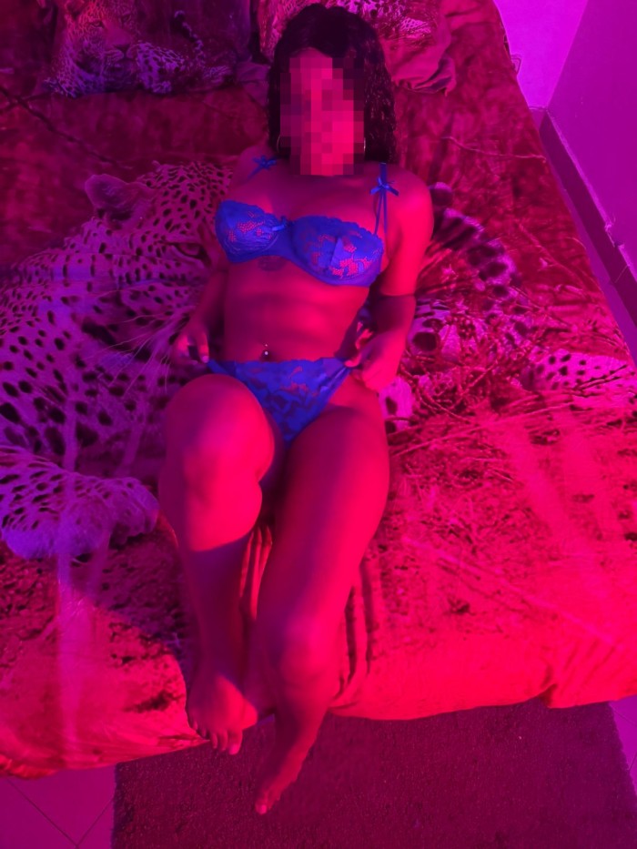 MORENA Y AUNTENTICA LATINA, JOVEN EN TU CUIDAD