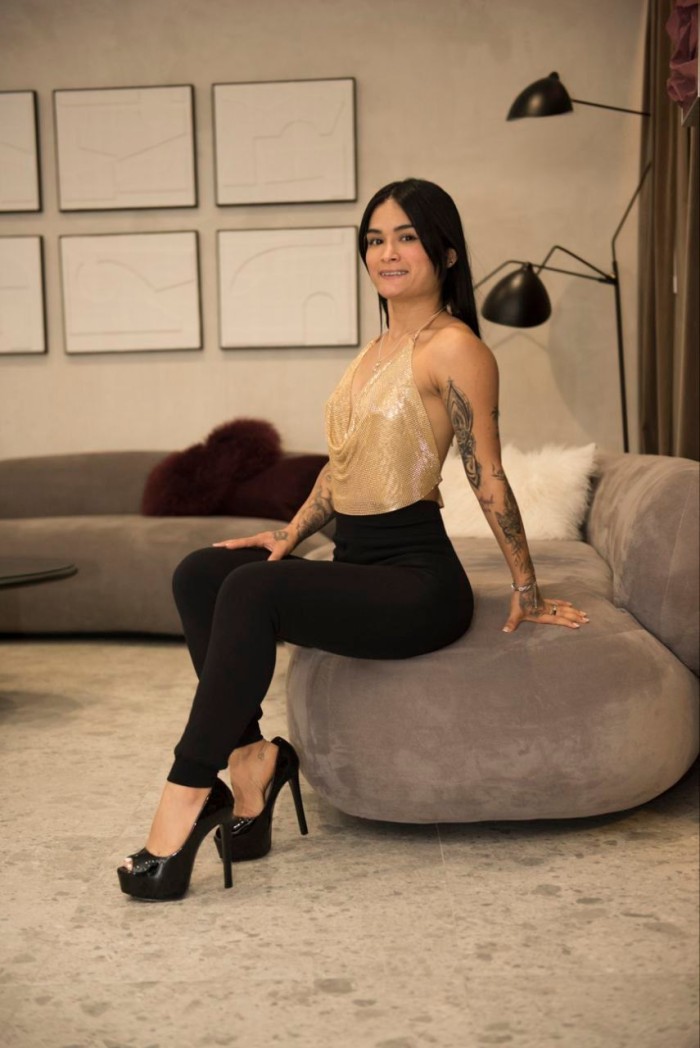 HERMOSA FLACA CALIENTICA