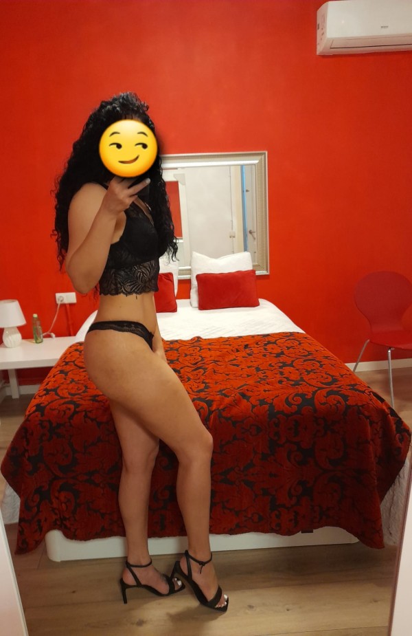 HOLA SOY ANA  DELGADITA GUAPA FIESTERA FOTOSREAL