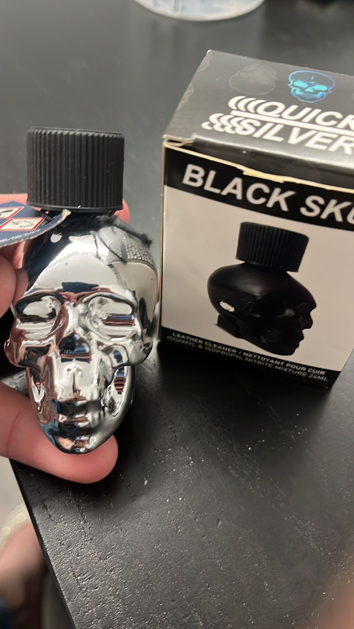 LA REINA DEL BESO NEGRO, PROSTATICOS JUEGOS