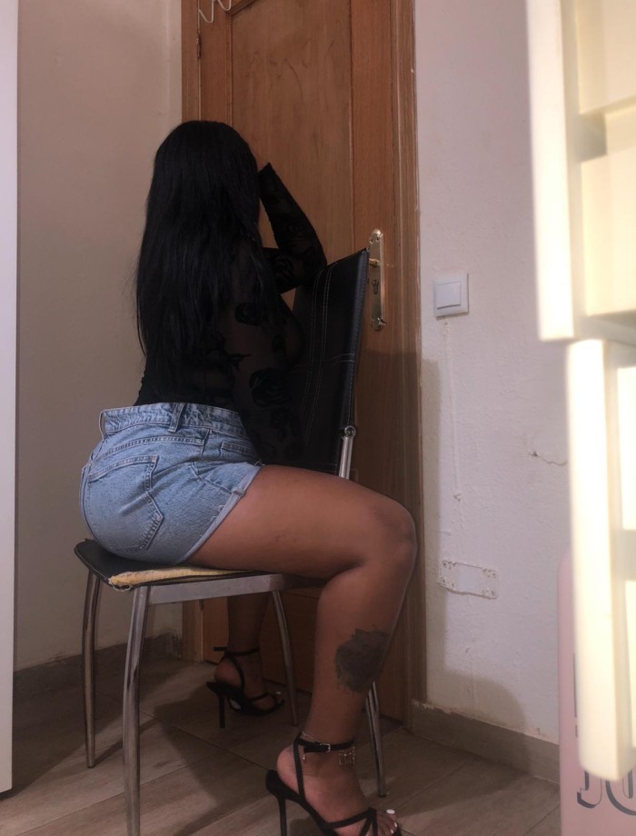 LATINA CACHONDA, PERVERTIDA Y ENTREGADA
