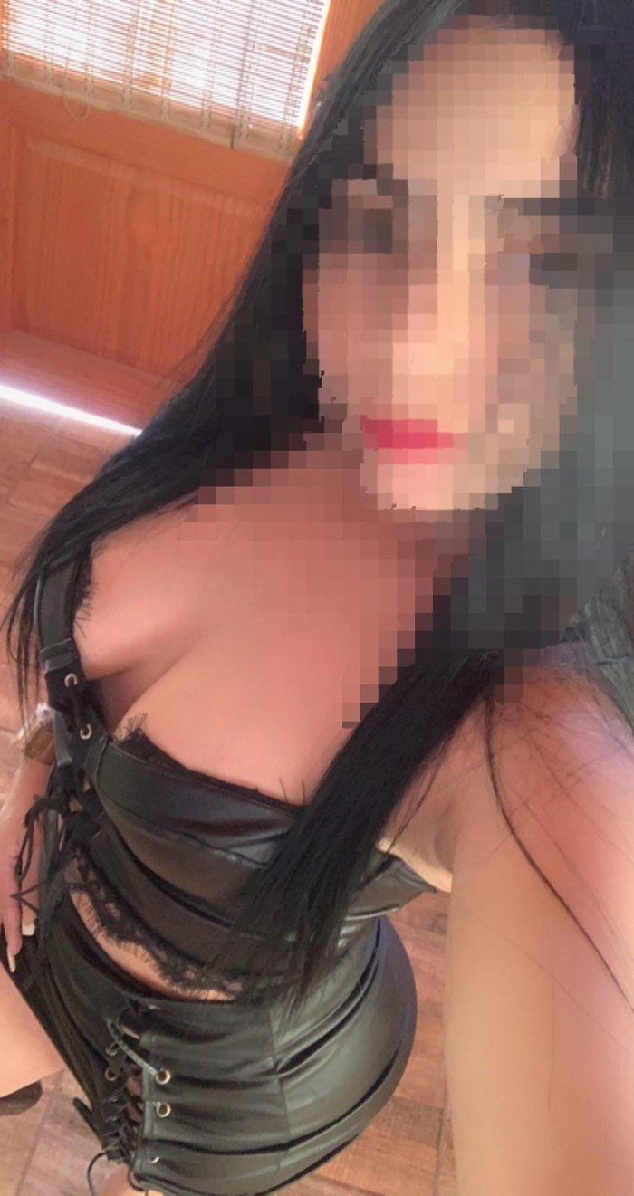 FLACA TALADORA CON COÑO ESTRECHO