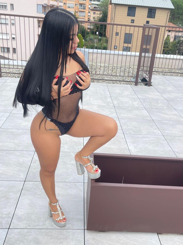 MORENAZA CON UNAS GRANDES NALGAS
