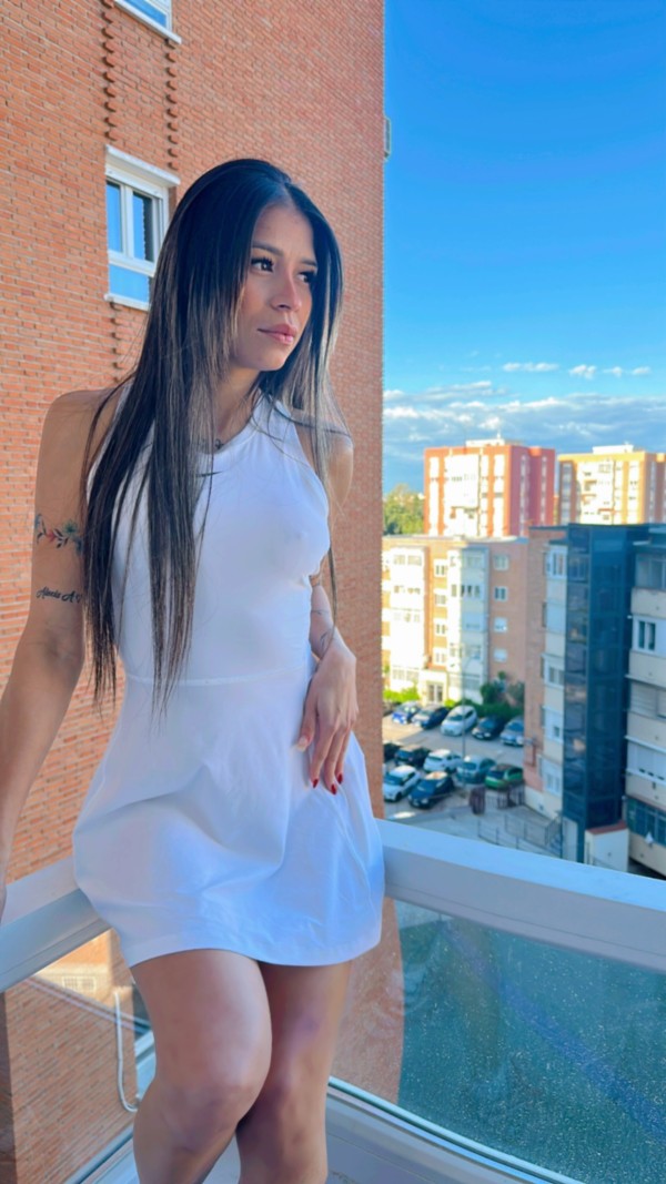 Sarah guapa fiestera divertida y cachonda
