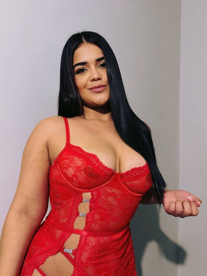 JOVENCITA CHUPA POLLAS A PELO X100 COPA GRATIS