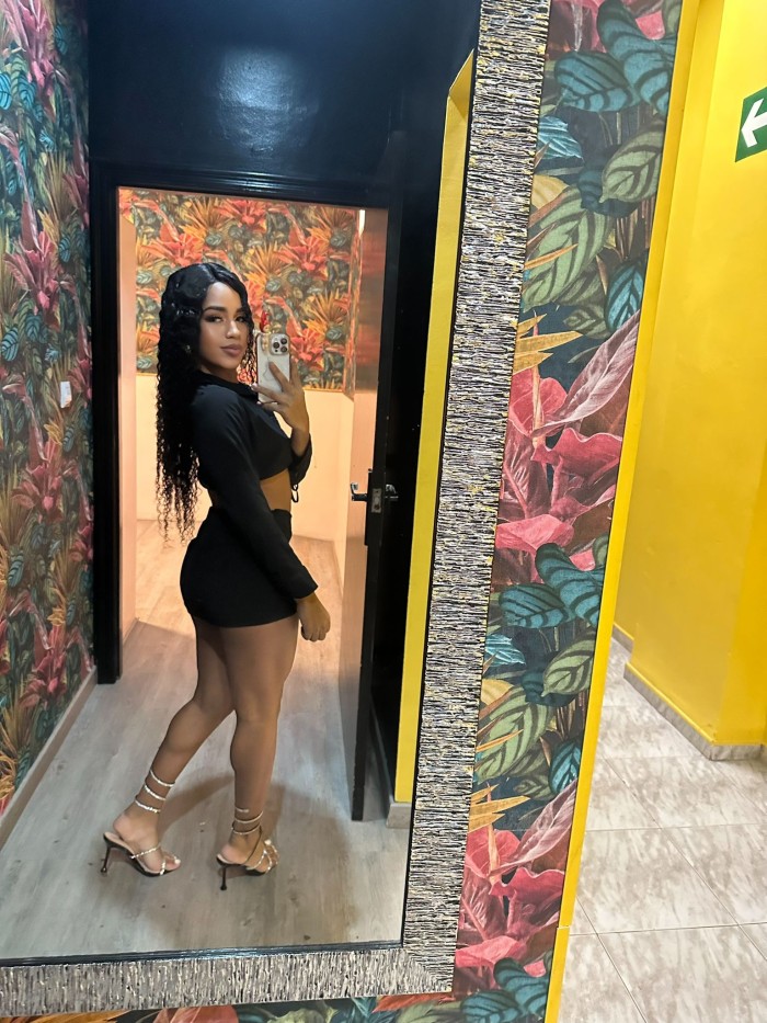 GUAPÍSIMA NIÑATA FRANCÉS ESPECTACULAR