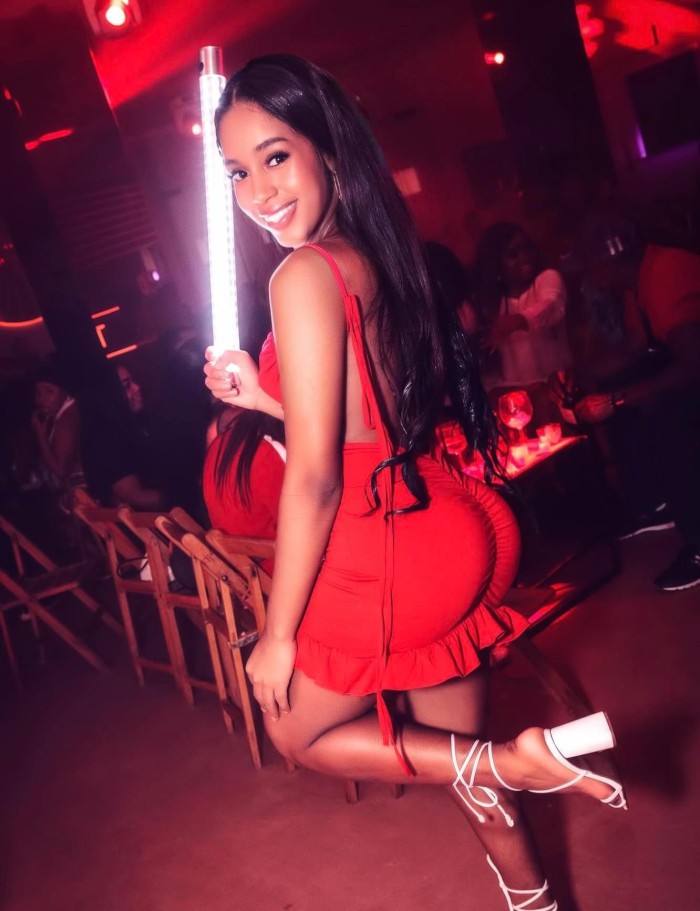 GUAPÍSIMA NIÑATA FRANCÉS ESPECTACULAR