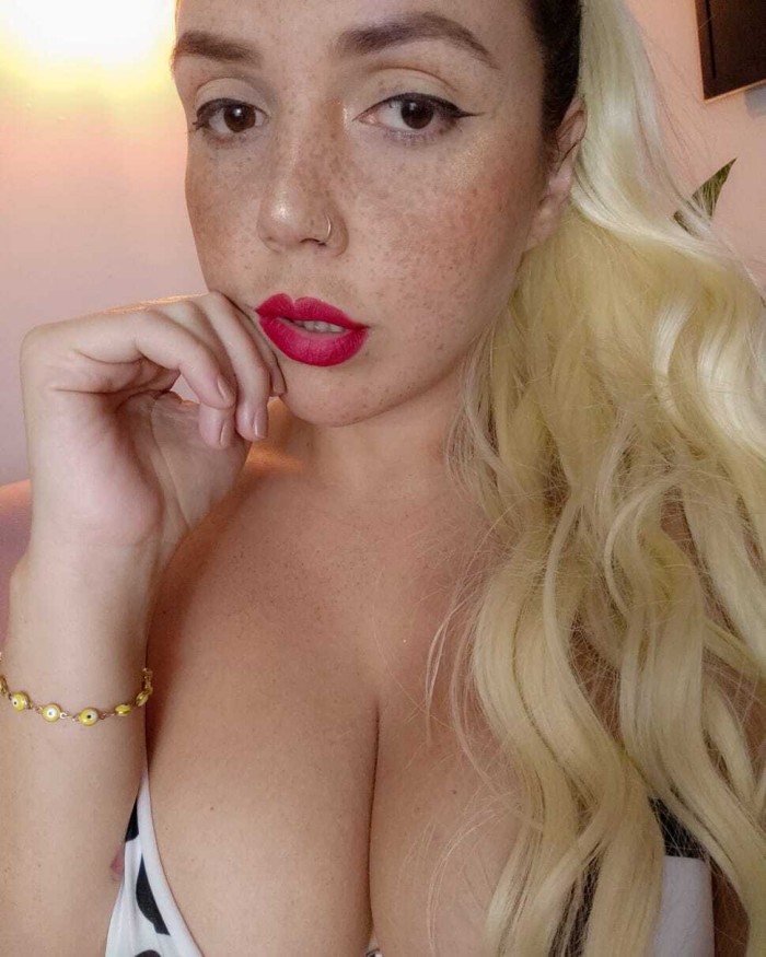 ENCANTADORA LATINA TRAVIESA Y JUGUETONA A TOPE