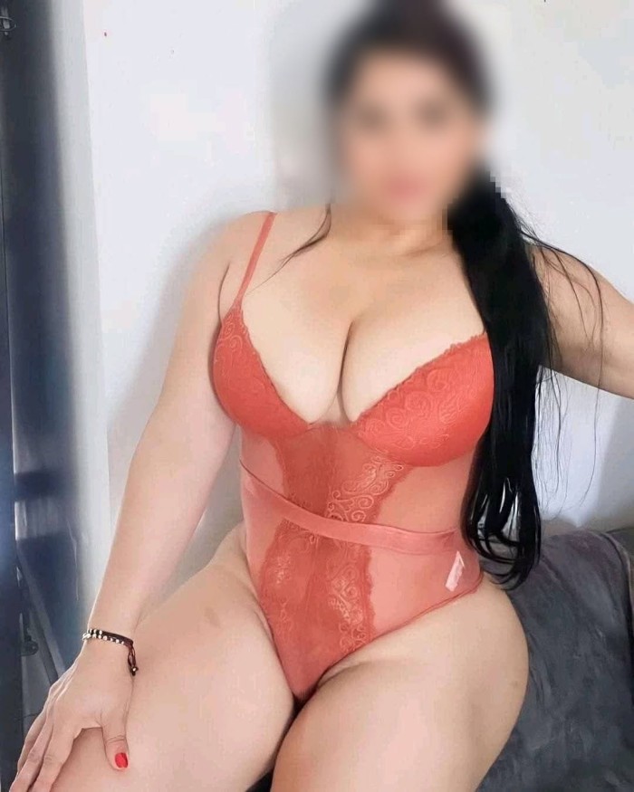 HERMOSA LATINA TETONA Y CULONA EN USERA