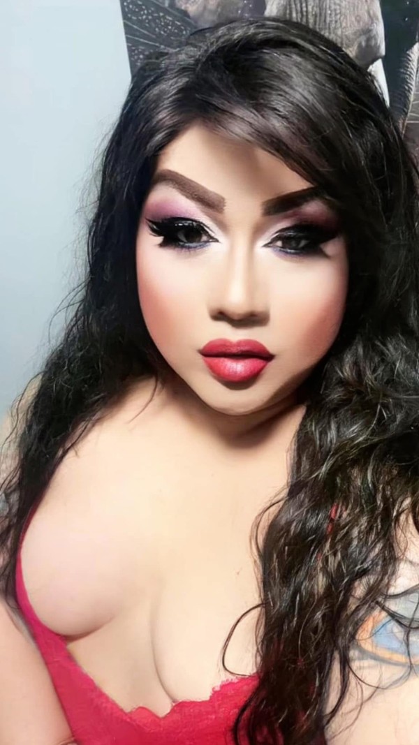 VEN A SACARME TODA LA LECHE, PERRA DOMINA MUY CERDA EXPERTA VIOLANDO BOCAS