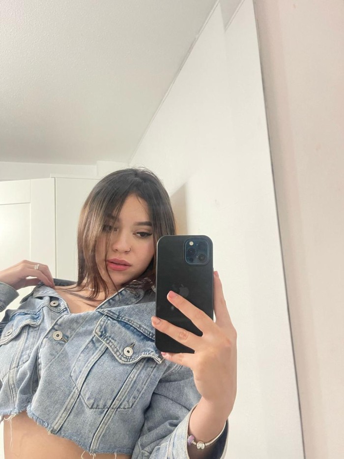 NIÑA DULCE CON CHOCHO MUY CALIENTE Y JUGOSO