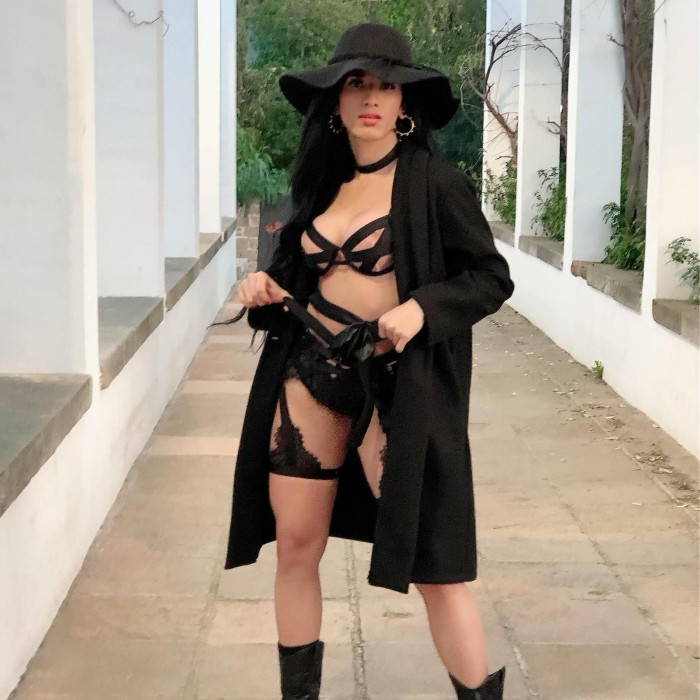 COLOCAME DE RODILLAS PARA MAMARTE LA POLLA