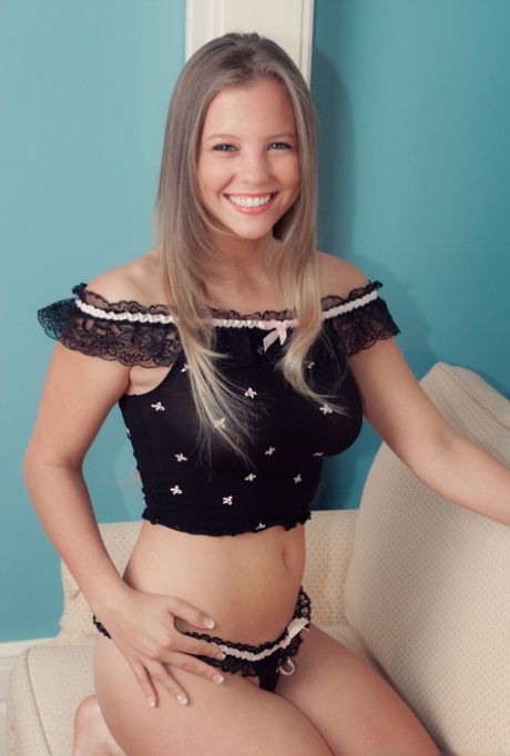 Ayudo con 100 e a nena española 18 años por hacer