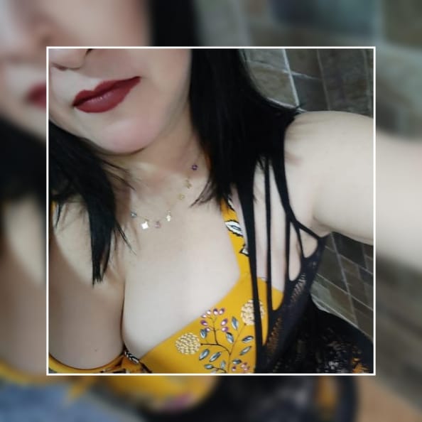 Hermosa morena piel blanca alta delgada ojos celeste