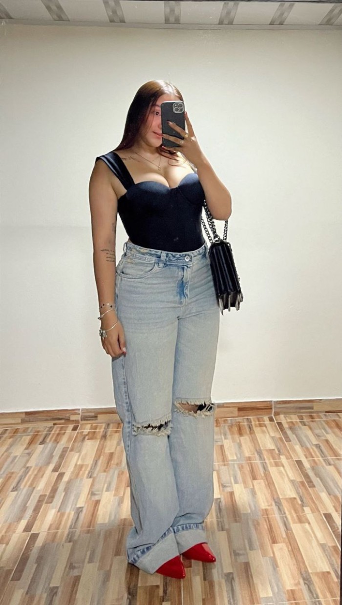 Nueva Culona y tetona en (vía Julia)