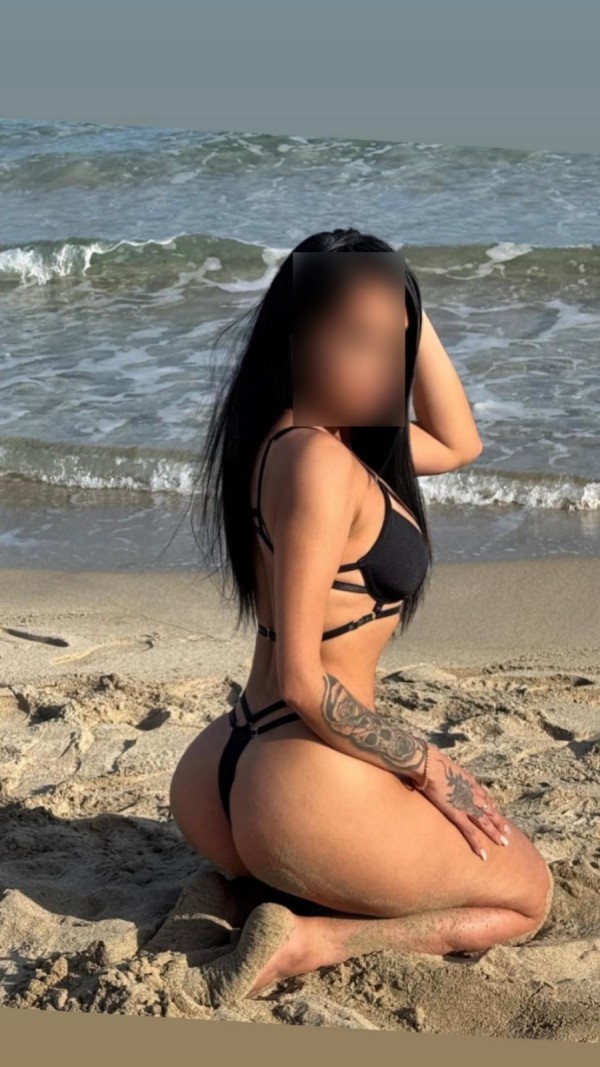 GRUPO DE AMIGAS EN LA CIUDAD