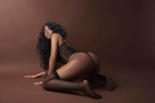 GRUPO DE AMIGAS EN LA CIUDAD