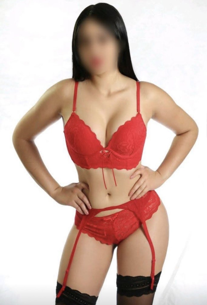 LATINA CON GANAS DE COMERTE LA POLLA FIESTERA