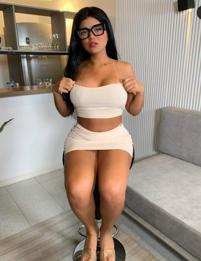 Bonita latina muy guapa dispuesta a todo