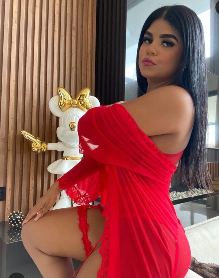 Bonita latina muy guapa dispuesta a todo