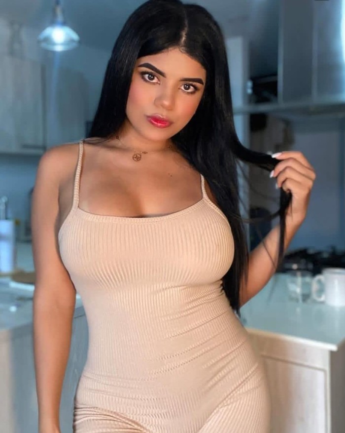 Bonita latina muy guapa dispuesta a todo