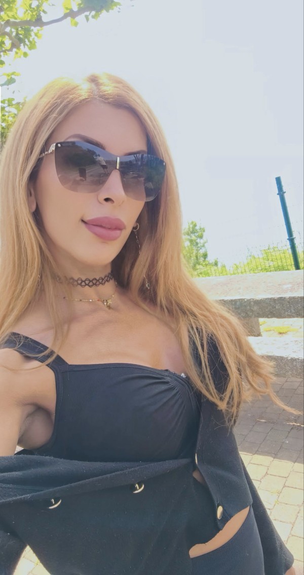 Travesti femenina en PONTEVEDRA