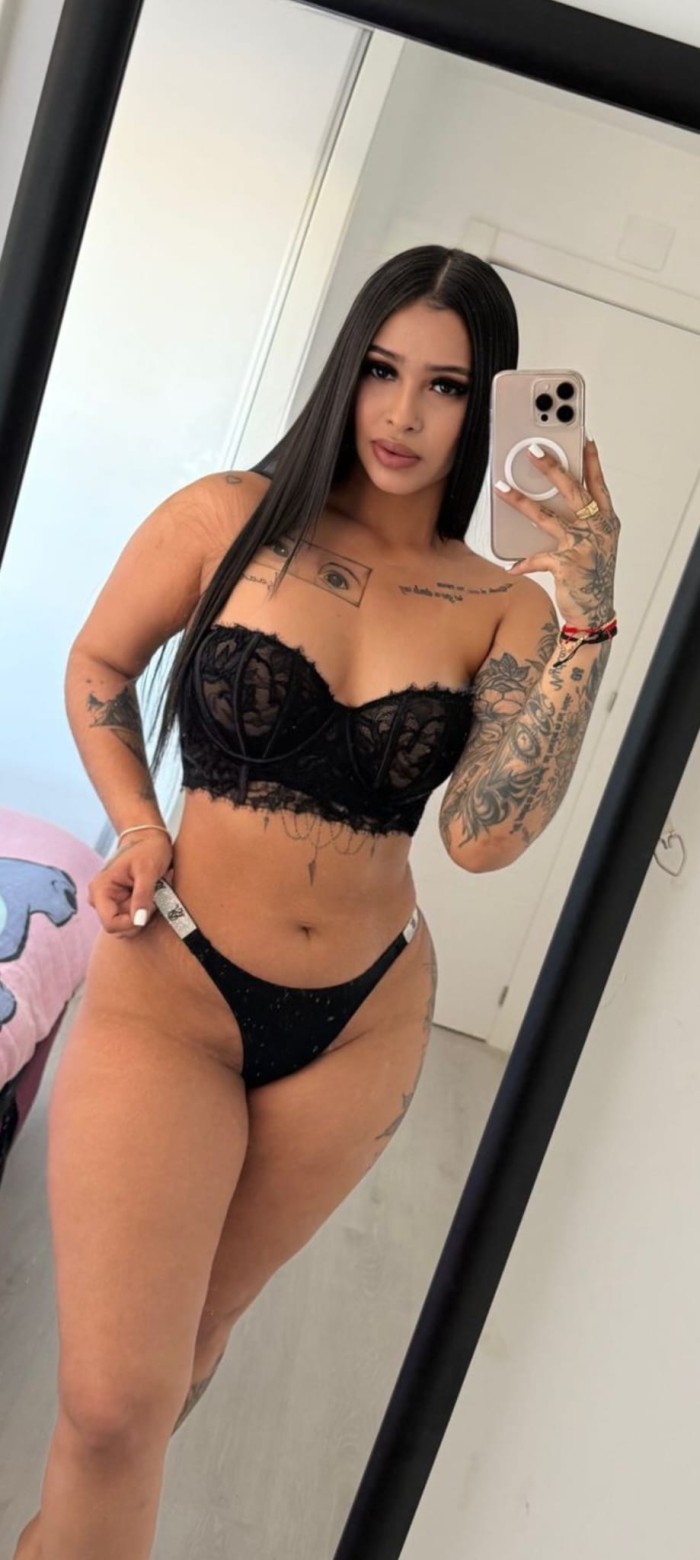 Latina, delgada y cachonda