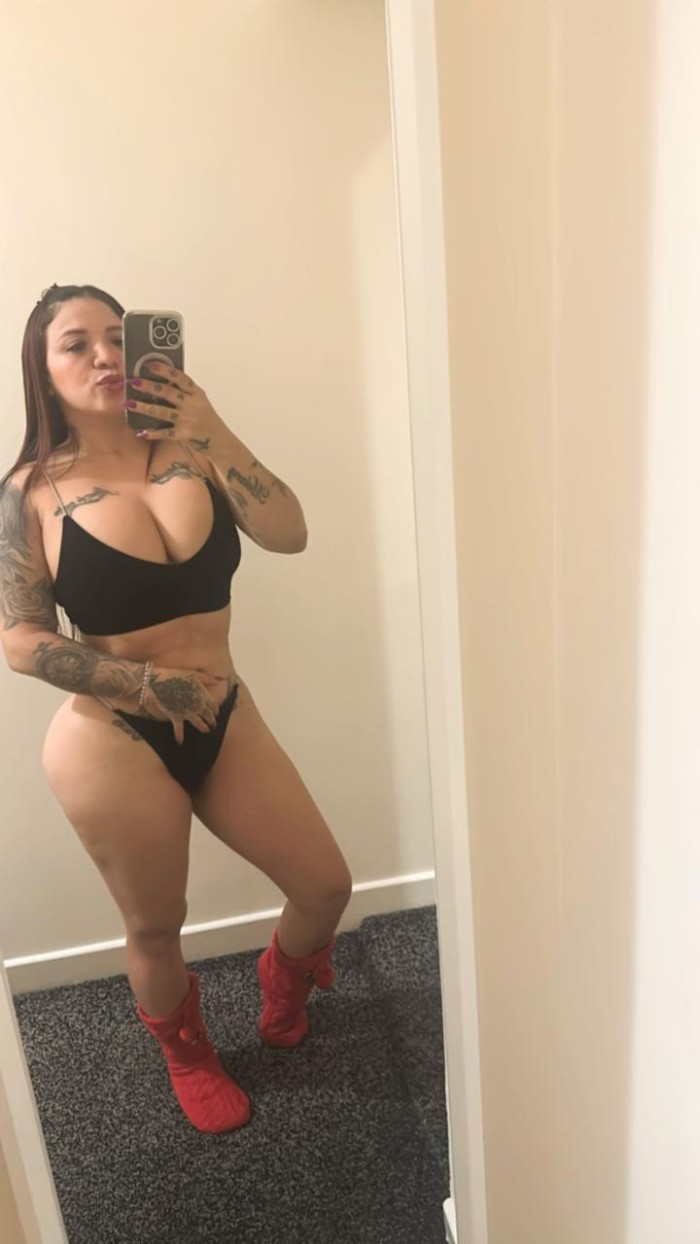 MUJER MUY LATINA , CARIÑOSA Y DIVERTIDA