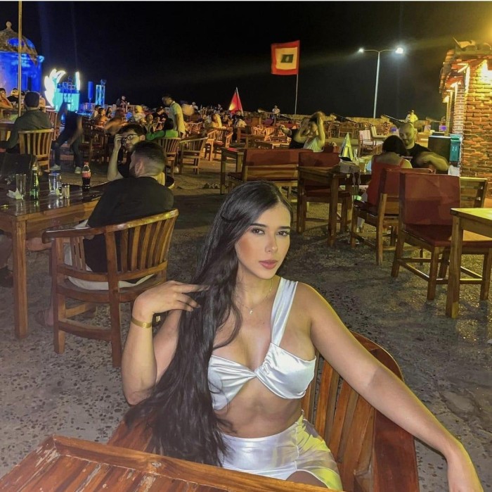 JOVEN INDEPENDIENTE CON CUERPO TOP Y CARICIAS HOT