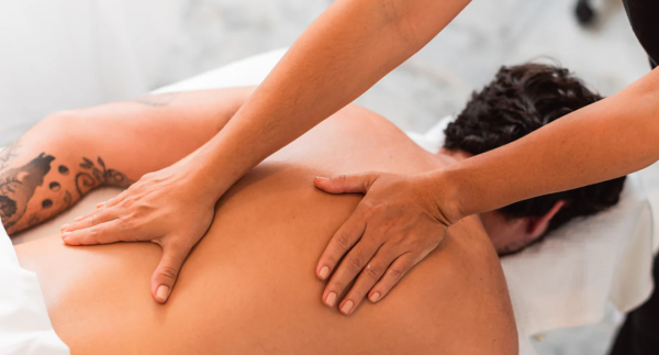 Chica trans masajista con camilla , masaje caliente y final feliz