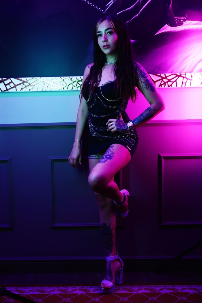 Jovencita exótica chochito caliente y apretadito