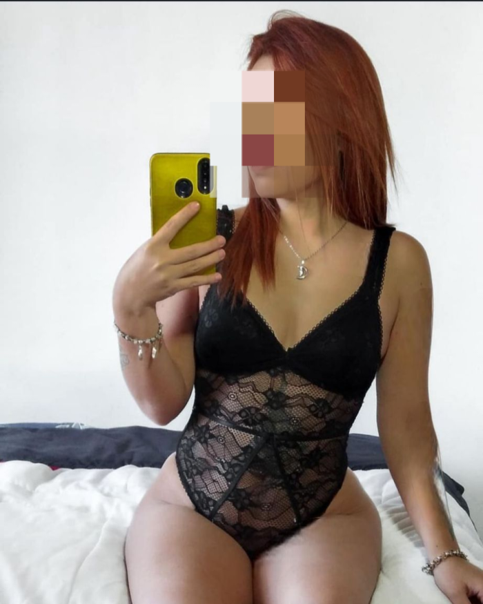 Joven latina muy cariñosa y complaciente