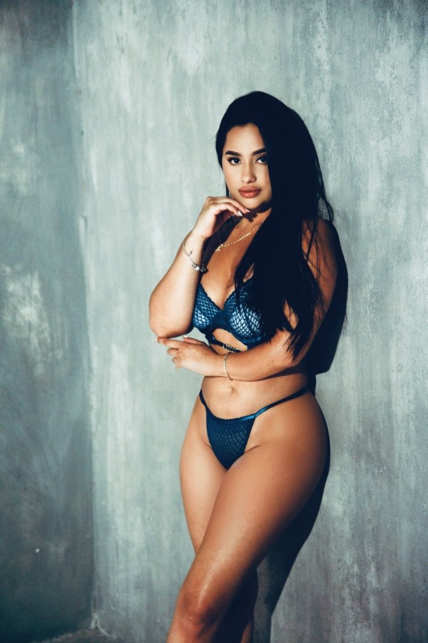 recién llegada fiestera y complaciente