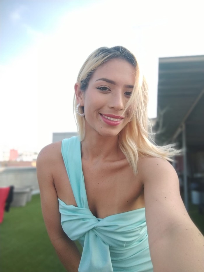 Tania encantadora chica latina acaba de llegar