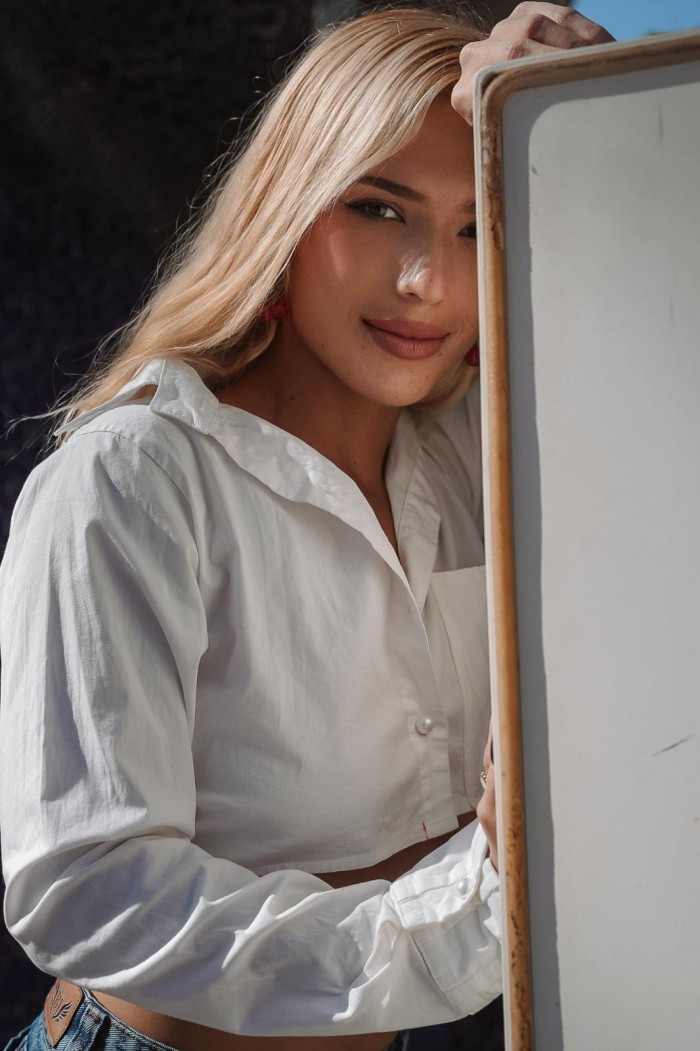 Tania encantadora chica latina acaba de llegar