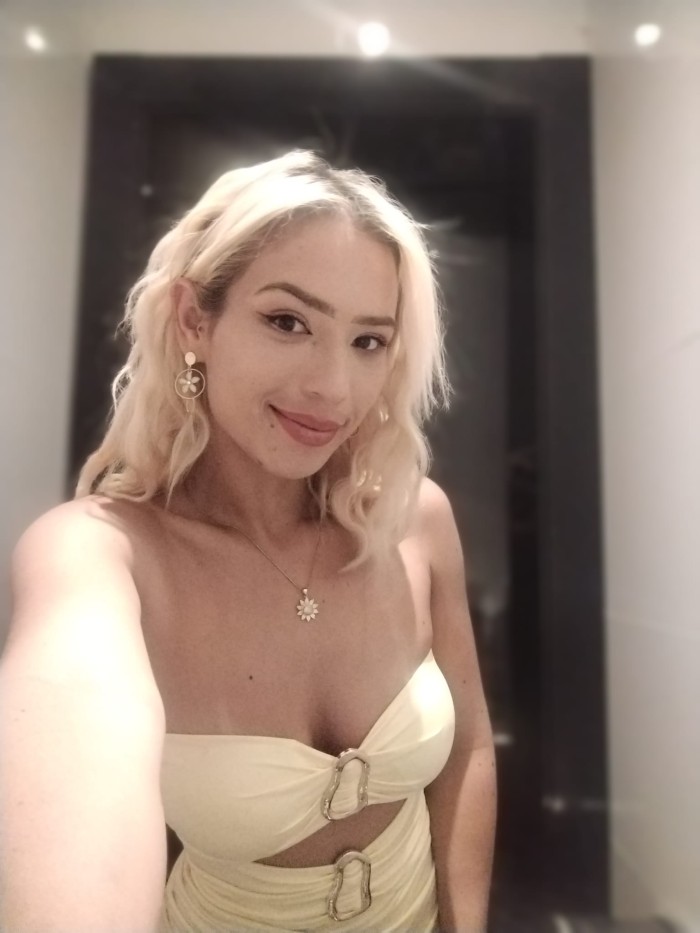 Tania encantadora chica latina acaba de llegar