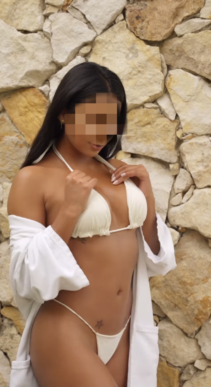 Latina joven fiestera piso privado