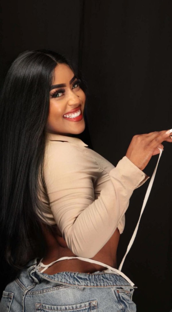 MIA, una jovencita con un culo delicioso.