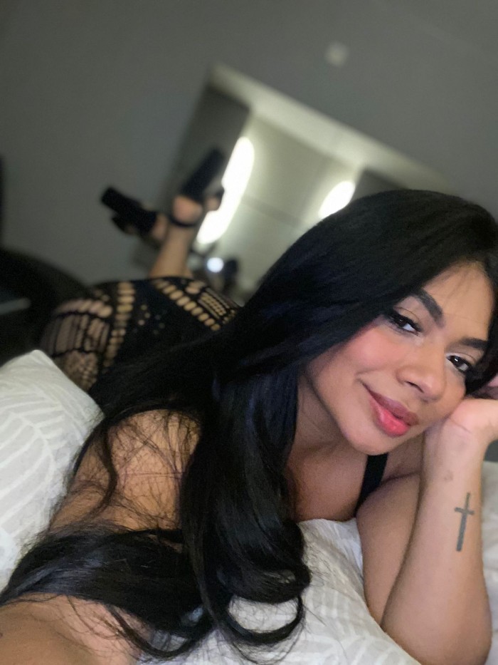 Candy una morena sexy cachonda fiestera en Gandía