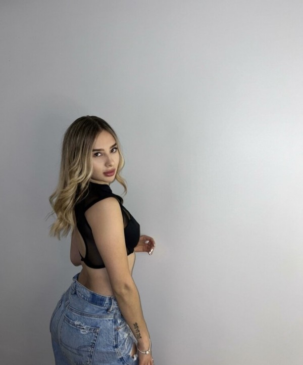 cinthia entregada al placer sin límites