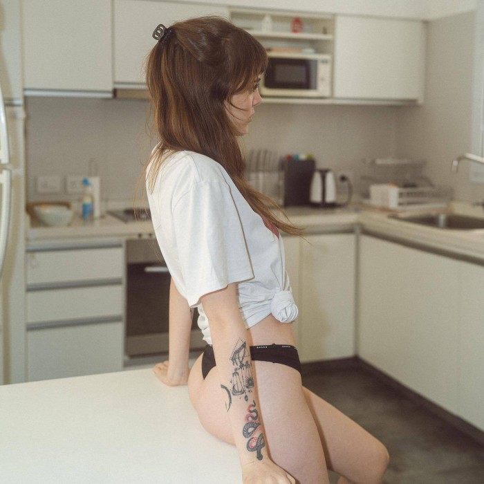 Joven con cuerpazo y rollazo cachonda ven a follar