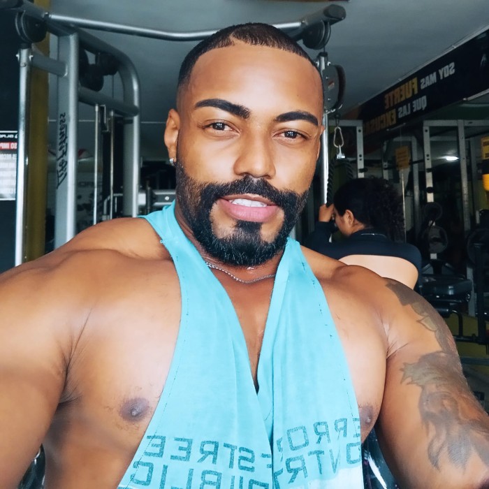 SEXY MORENO ATLÉTICO DOTADO LECHERO