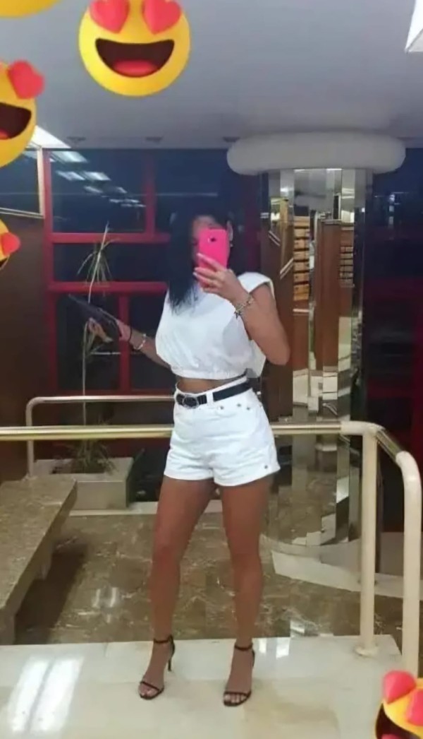 Golfilla muy complaciente,especial y cariñosa,con muchas ganas de gozar