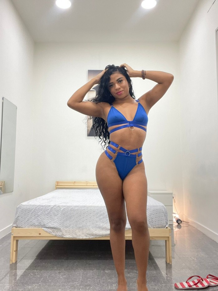 Novedad ardiente morena muy simpática