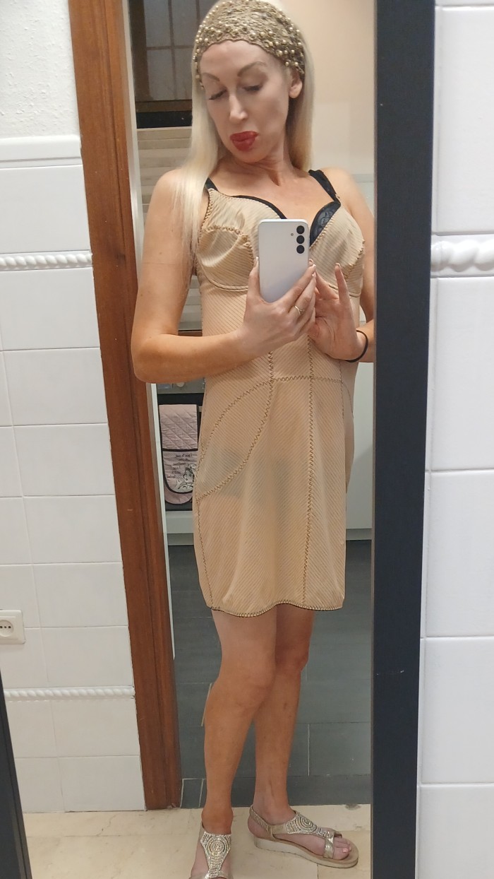 Rubia Divertida con propio apartamento Mijas