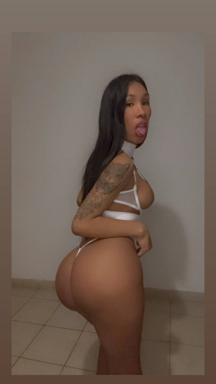 Colombiana ardiente en Sagrada Familia