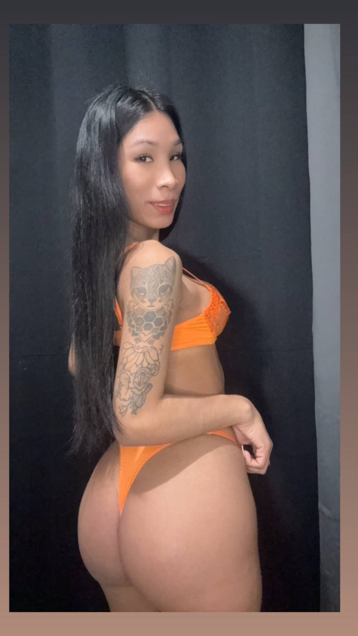 Colombiana ardiente en Sagrada Familia