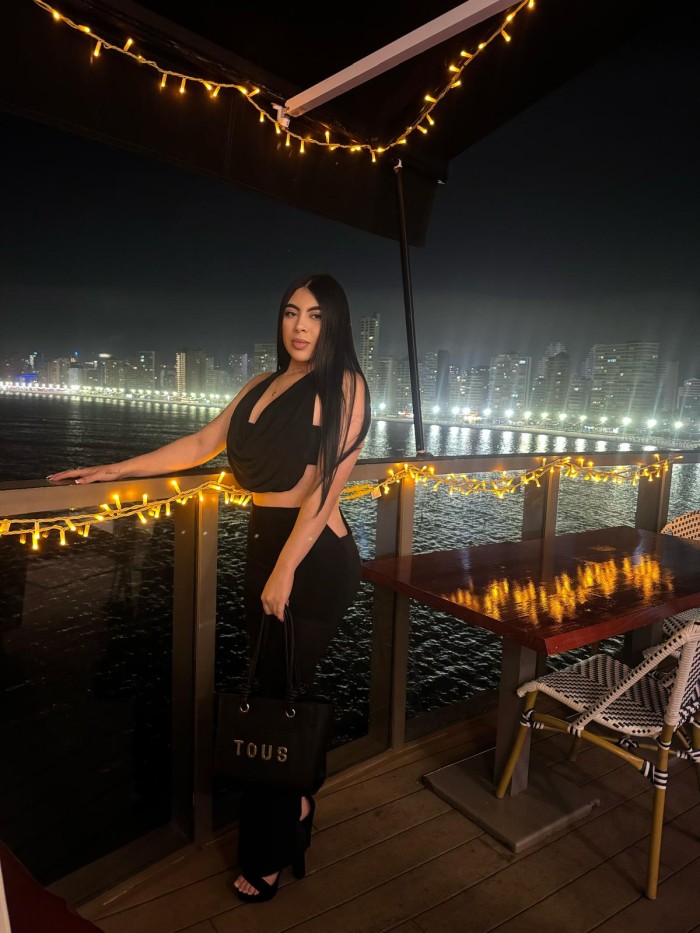 DESLUMBRATE ANFITRIONA DE BELLAS CURVAS