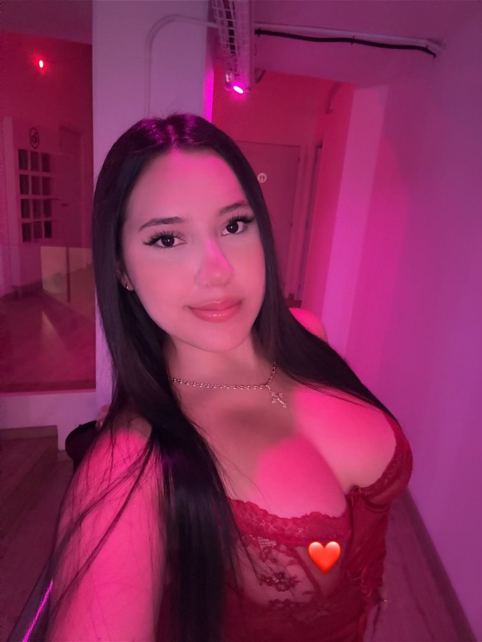 Linda carita tetas perfectas en (vía Julia)