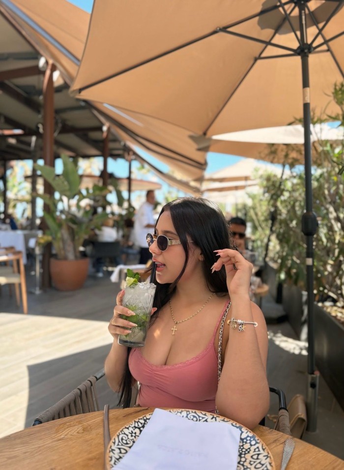 Linda carita tetas perfectas en (vía Julia)